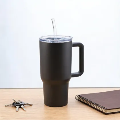 Travel tumbler with handle